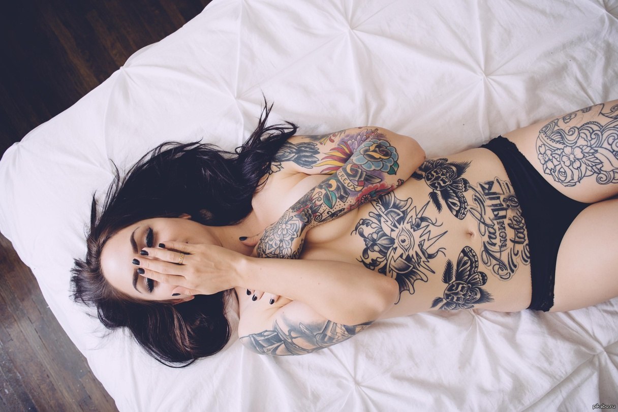 Фото девушки с татуировкой на попке в душе